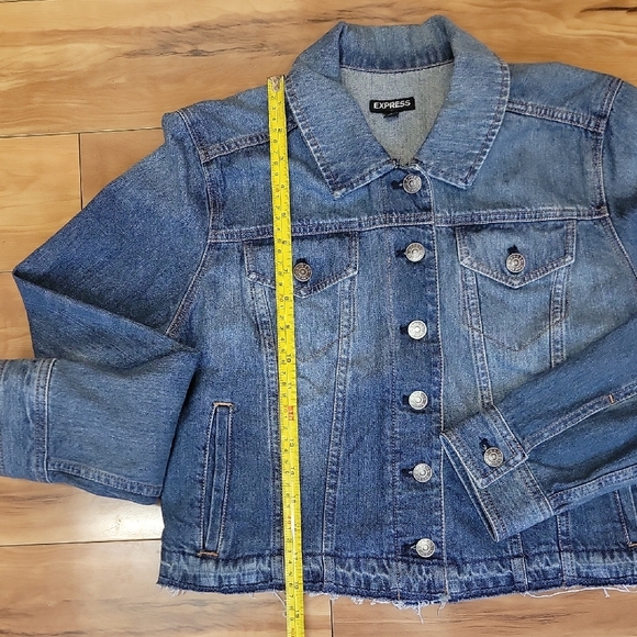 Express Size MEDIUM Womens Crop Blue Distressed Denim Jacket. - Picture 6 of 10